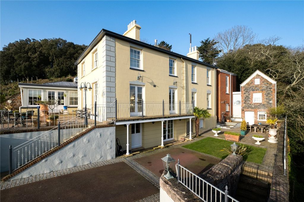 Property photo 1 of 11 External