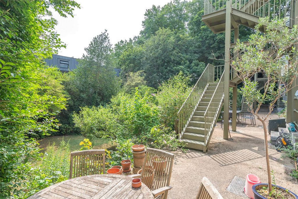 Property photo 2 of 26 Communal Gardens B