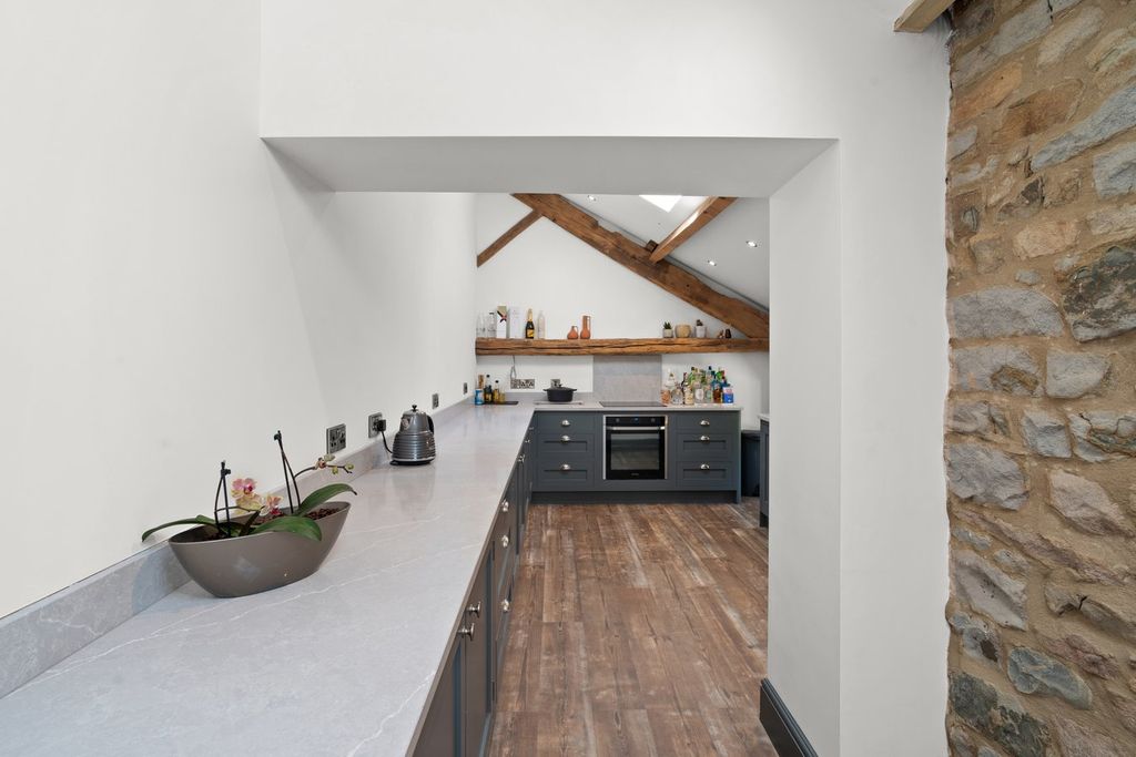 Property photo 3 of 49