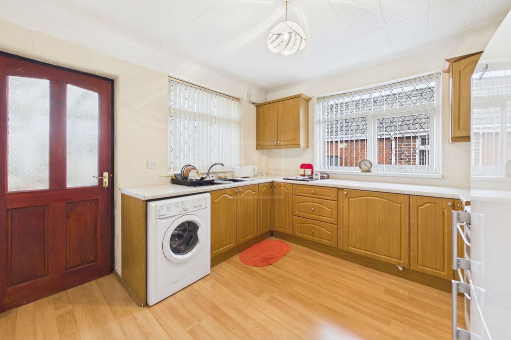 Property photo 3 of 11 Kitchen