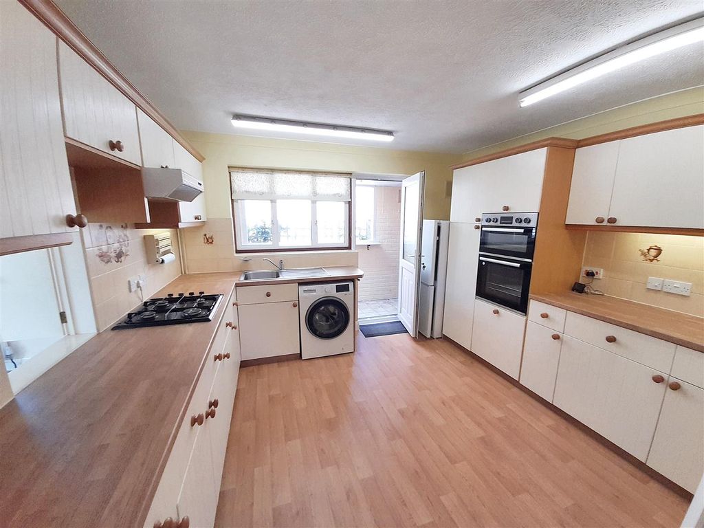 Property photo 3 of 23 Kitchen