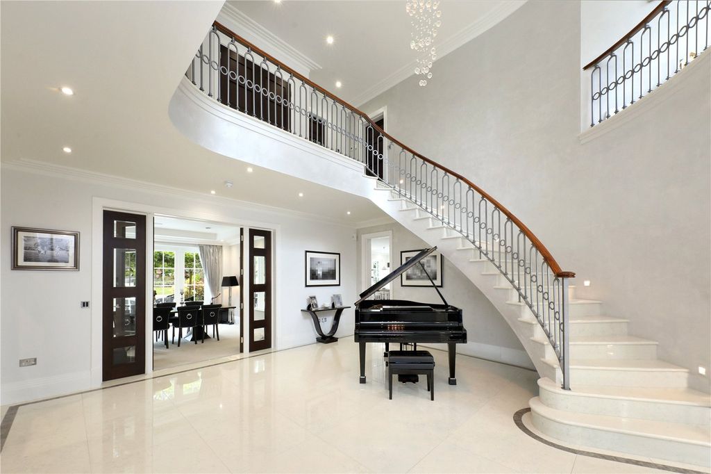 Property photo 2 of 19 Entrance Hall