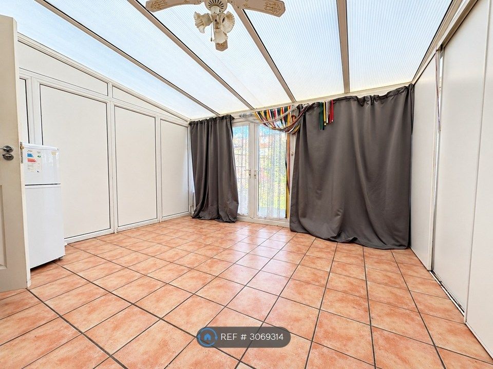 Property photo 2 of 11 Conservatory