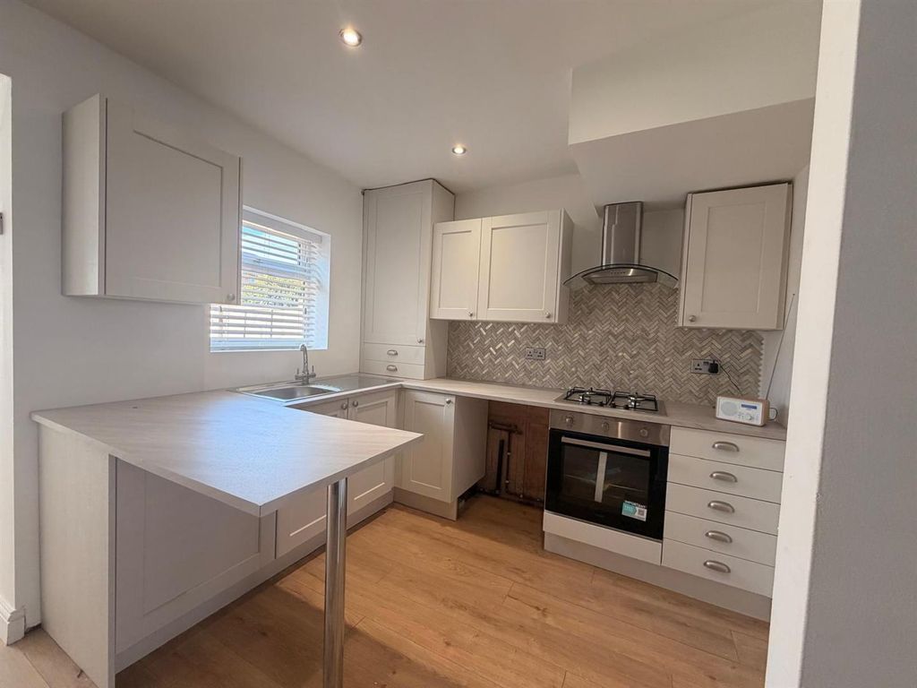 Property photo 3 of 10 Kitchen