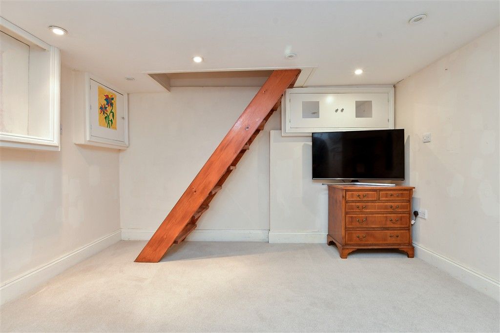 Property photo 3 of 14 Lounge