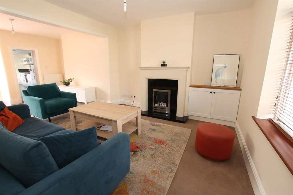 Property photo 3 of 17 Lounge