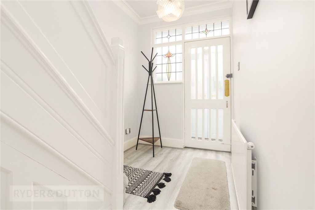 Property photo 2 of 33 Entrance Hall