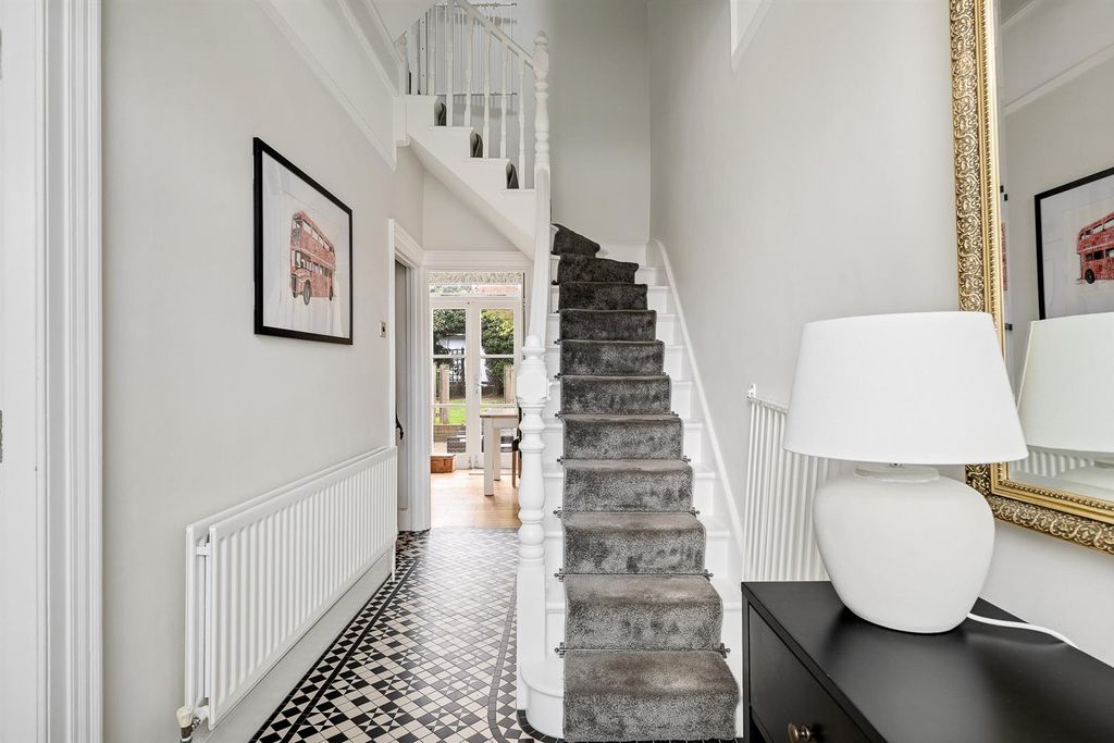 Property photo 2 of 22 Entrance Hall