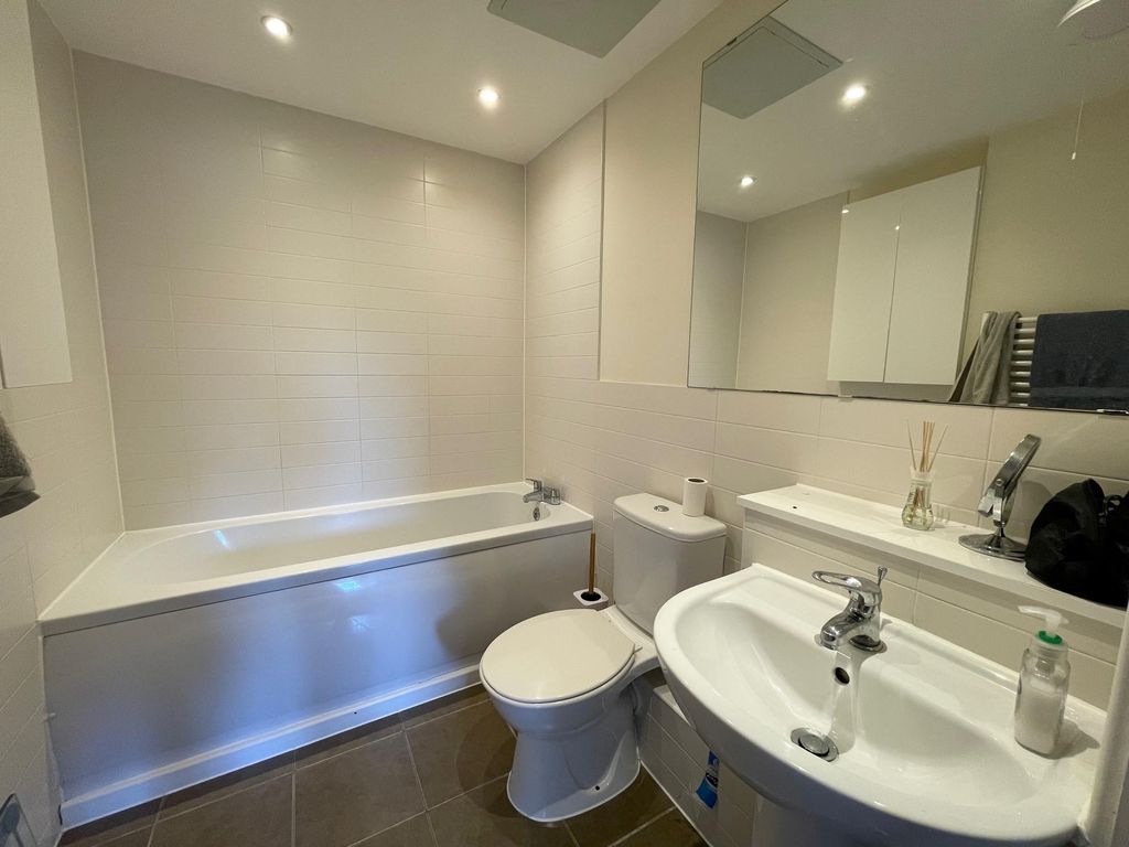 Property photo 3 of 9 Bathroom