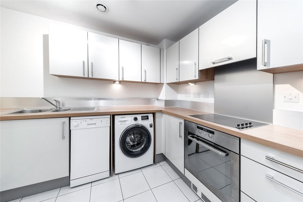 Property photo 3 of 11 Kitchen