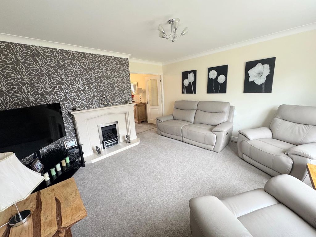 Property photo 2 of 15 Lounge
