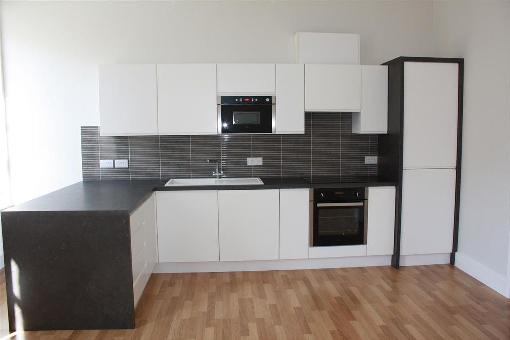 Property photo 3 of 9 Open-Plan Lounge/Kitchen