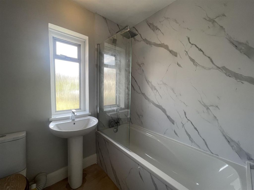 Property photo 1 of 11 Bathroom.Jpeg