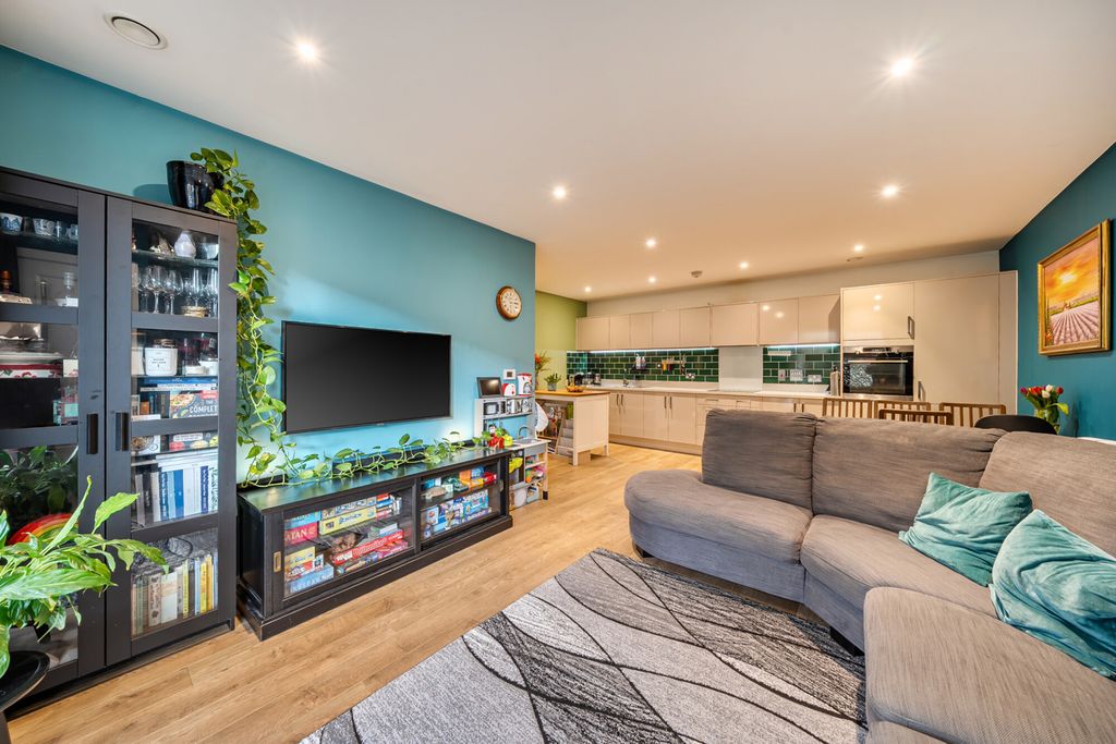 Property photo 1 of 21 Lounge