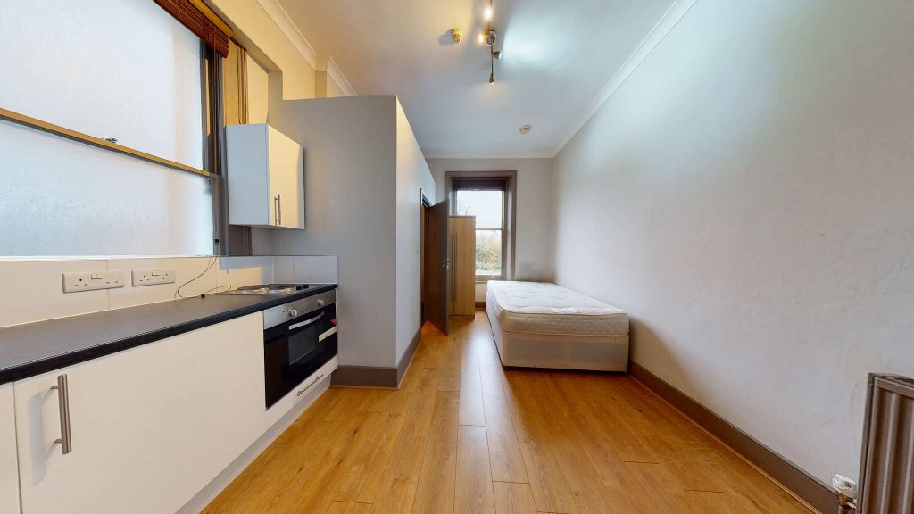 Property photo 1 of 6 Bedroom