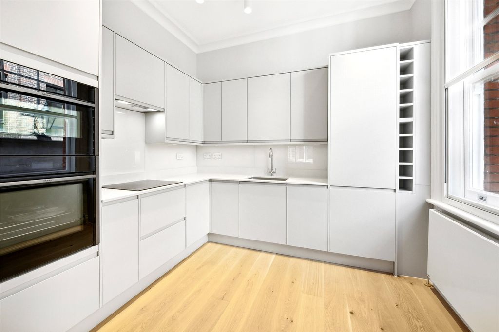 Property photo 2 of 18 116 Long Acre