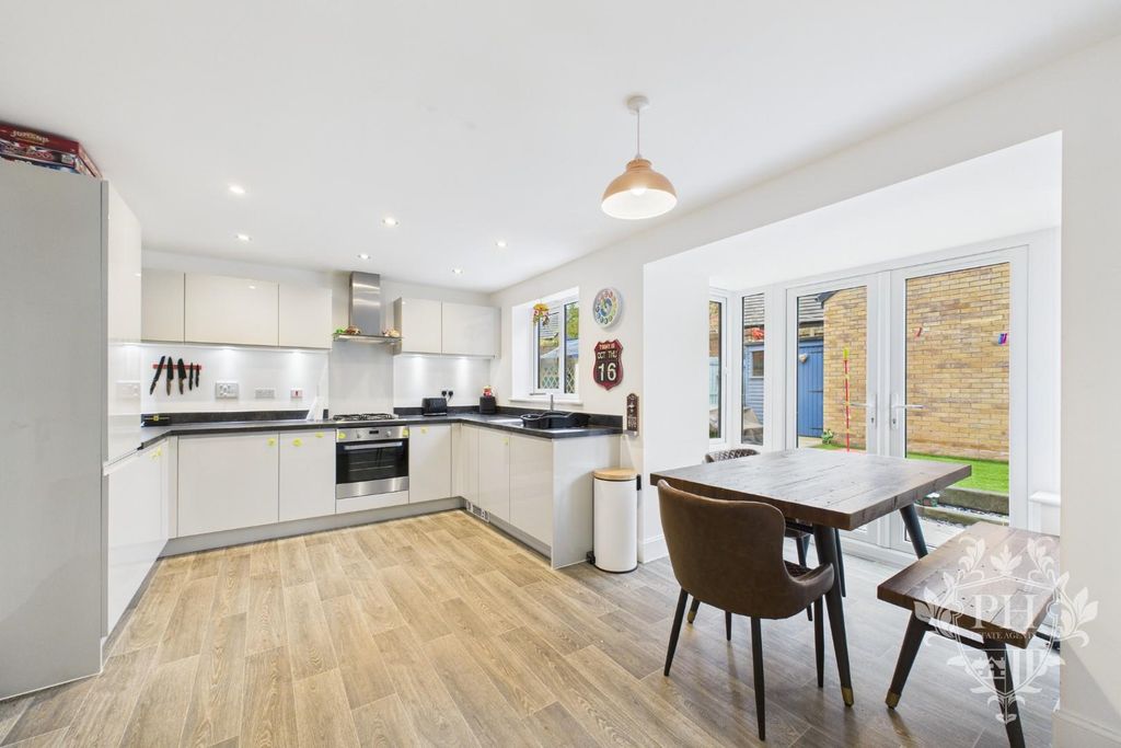 Property photo 2 of 24 Cam02002G0-Pr0211-Still014.Jpg