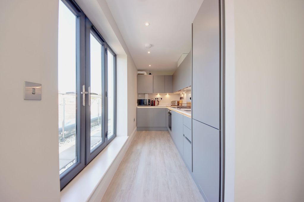 Property photo 3 of 8 Kitchen