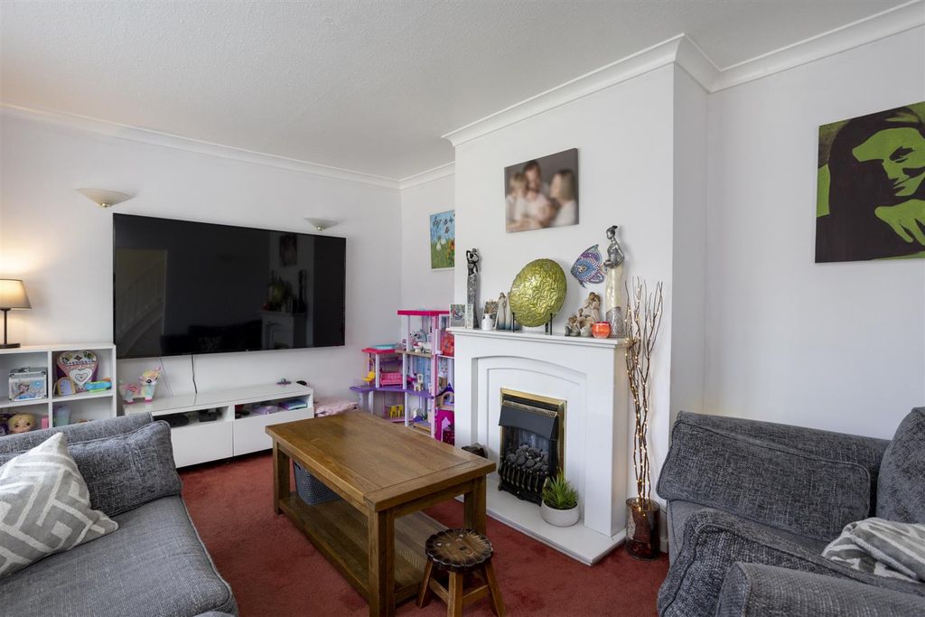 Property photo 3 of 34 77_Keble_Park_South__2.Jpg