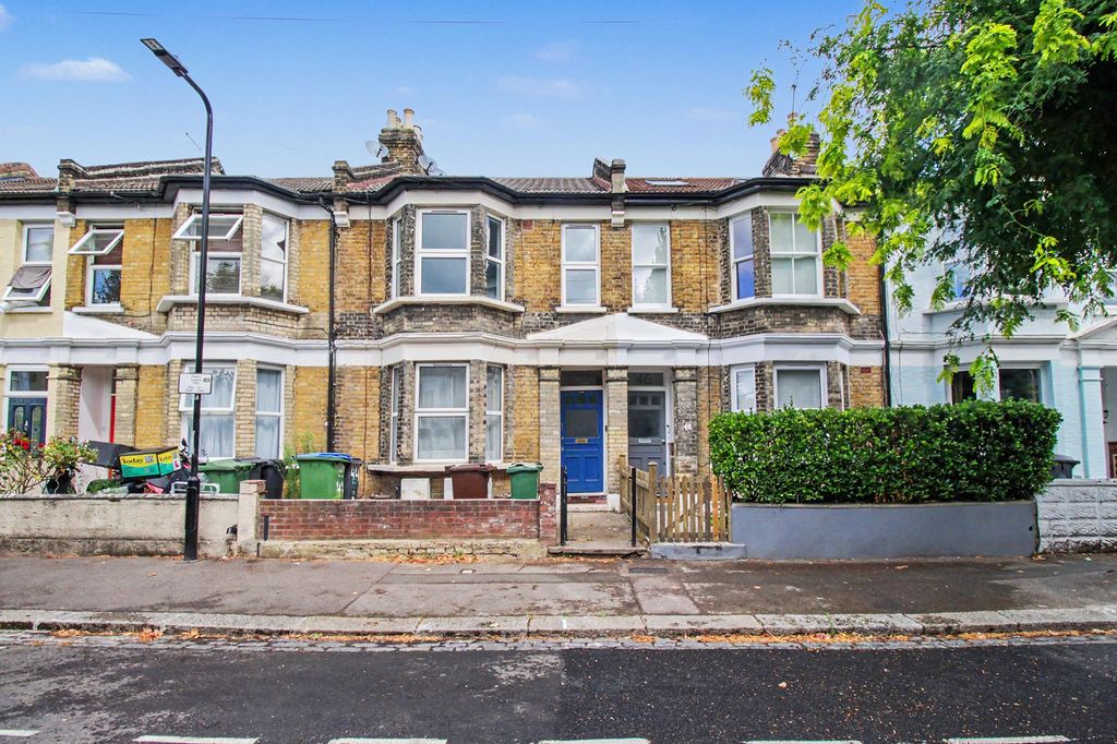 Property photo 1 of 11 First Floor Flat, 44 Leybourne Road, Leytonstone, London, E11 3BT