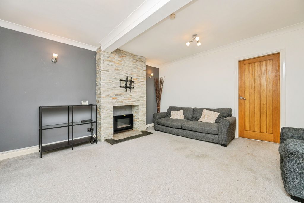 Property photo 3 of 15 Lounge