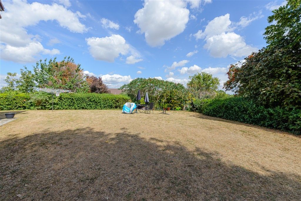 Property photo 2 of 11 Communal Gardens