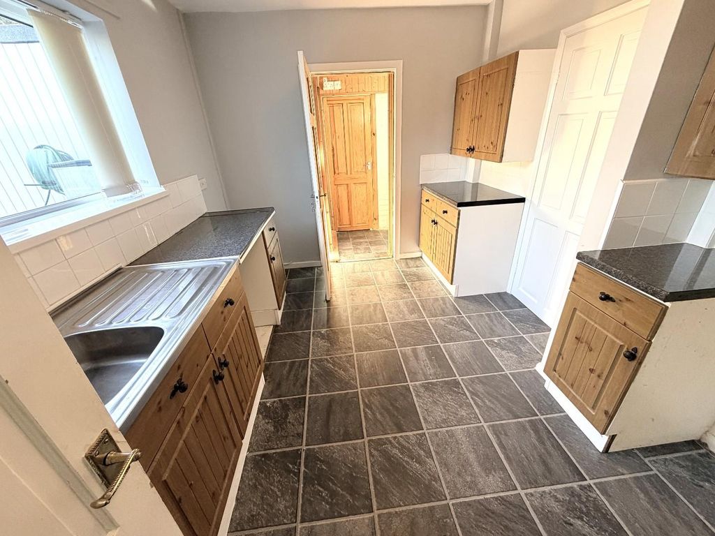 Property photo 3 of 26 Kitchen