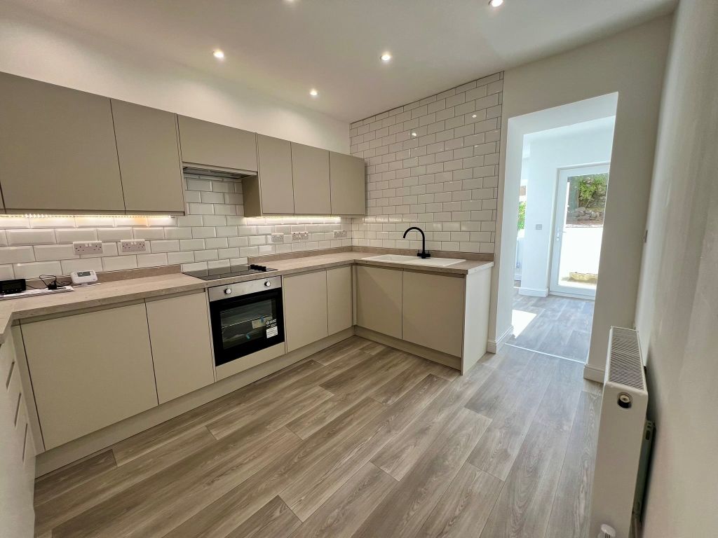 Property photo 3 of 20 Kitchen Aspect 1