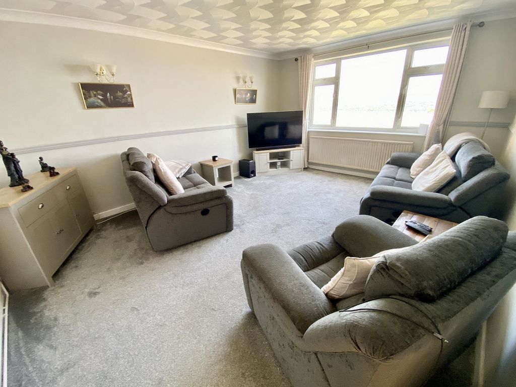 Property photo 2 of 18 Lounge