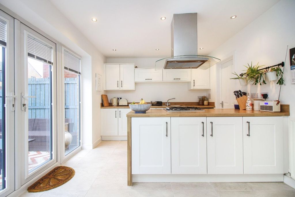 Property photo 3 of 12 Kitchen / Dining Room