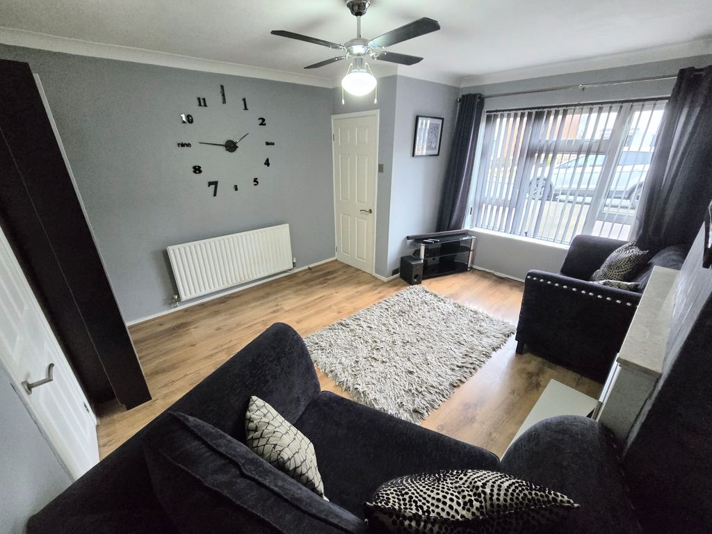 Property photo 3 of 13 Lounge B