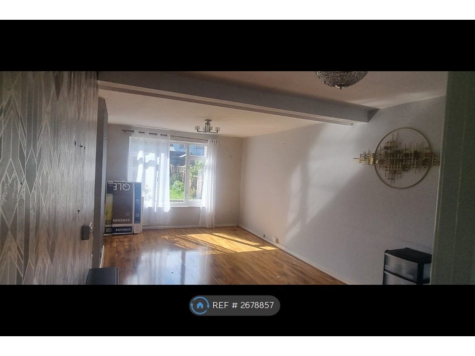 Property photo 3 of 18 Living Room