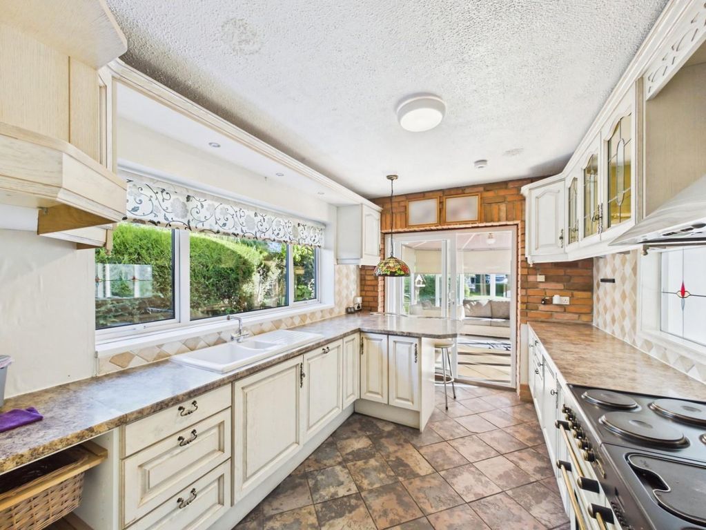 Property photo 2 of 14 Kitchen