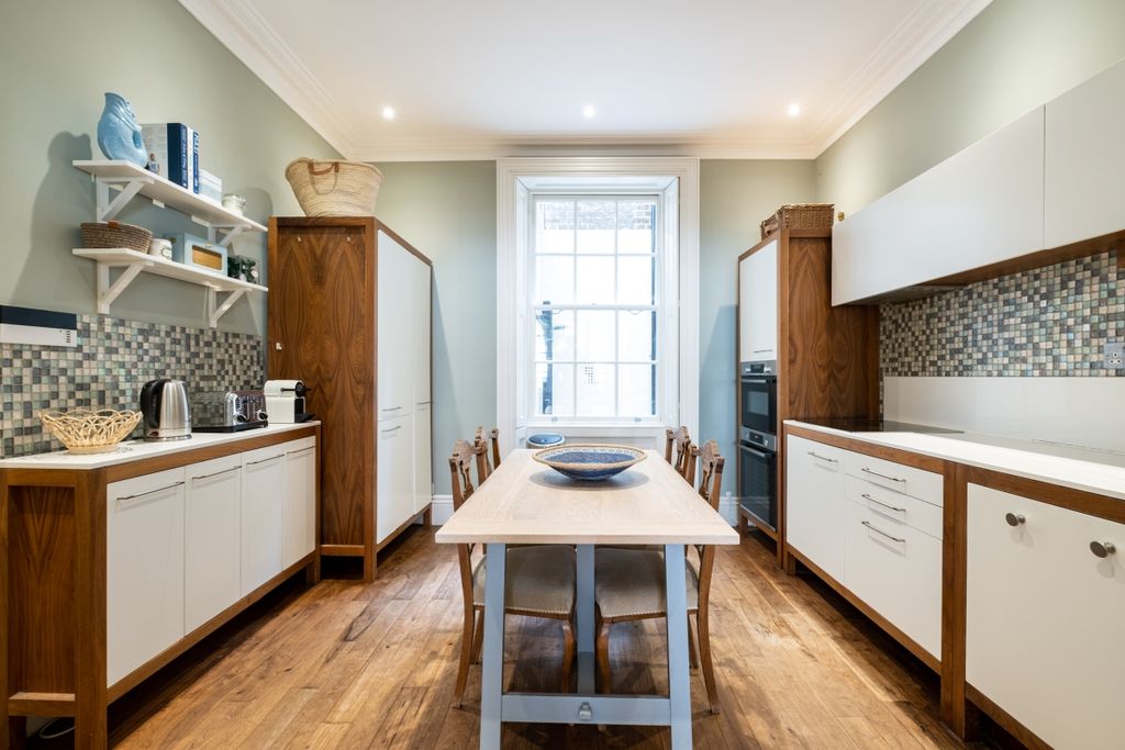 Property photo 3 of 18 Kitchen
