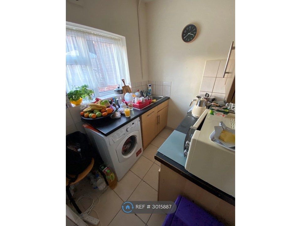 Property photo 3 of 11 Kitchen