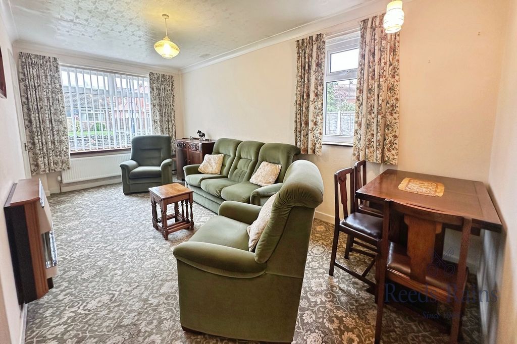 Property photo 3 of 14 Lounge