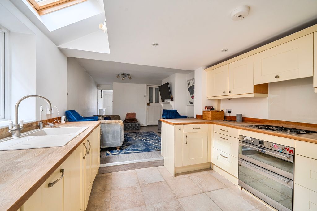 Property photo 2 of 11 Kitchen