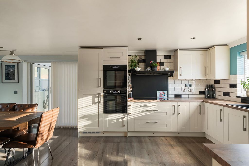 Property photo 3 of 36