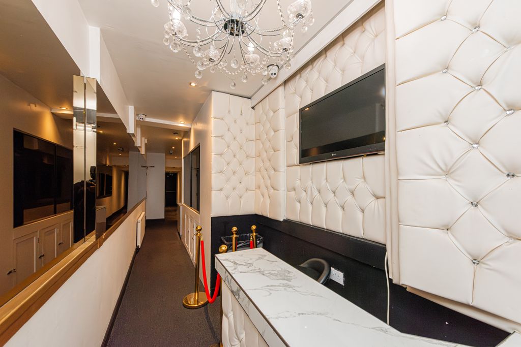 Property photo 3 of 19 Muswell Hill Broadway 272-007