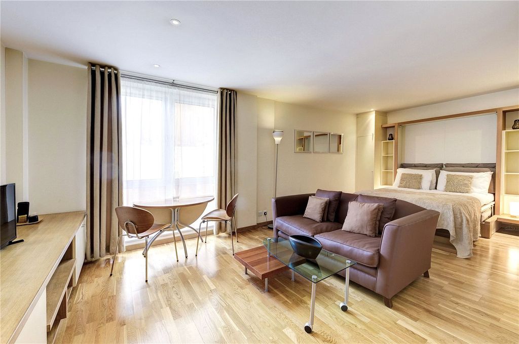 Property photo 1 of 9 Lounge