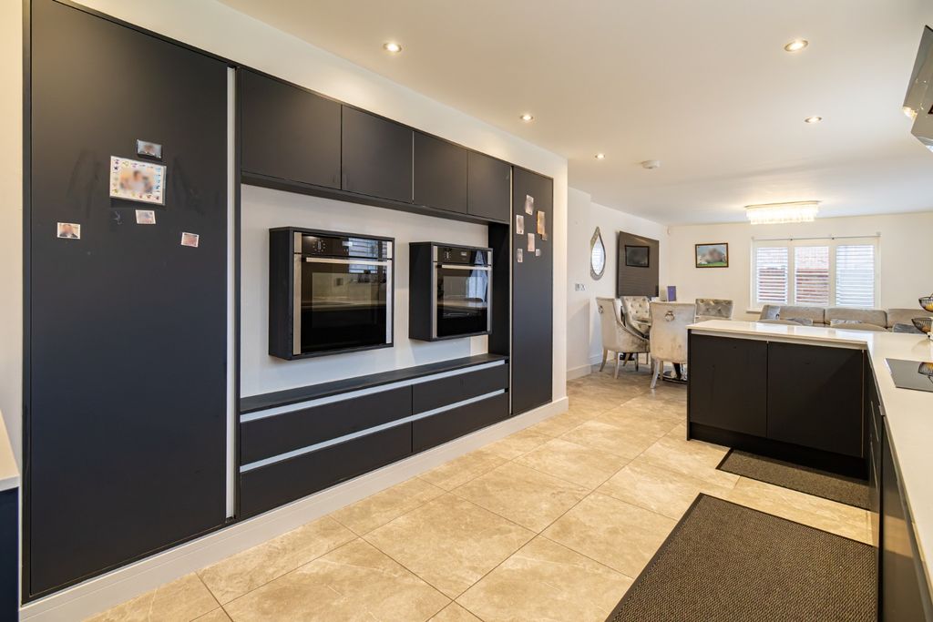 Property photo 2 of 33 4596343