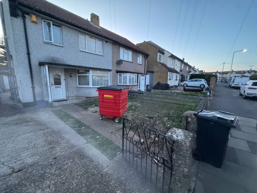 Property photo 1 of 16 Four Bedroom House Ideal For Working Families- Â£2700 Pcm