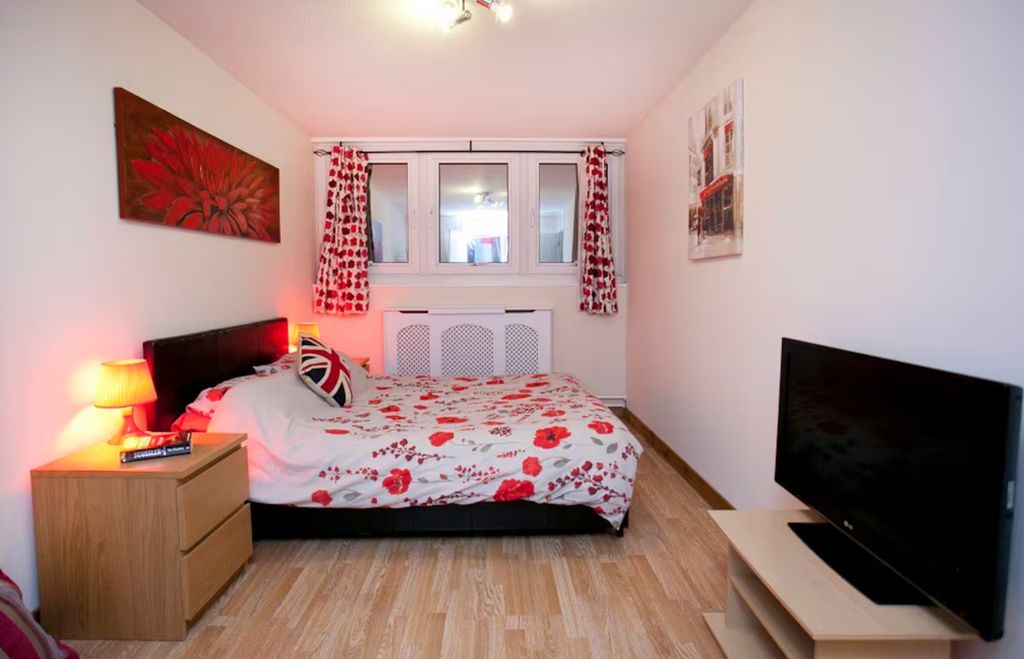 Property photo 2 of 8 A Spacious And Inviting Large Double Bedroom Featu...
