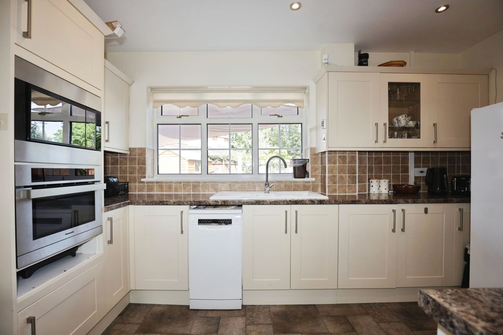 Property photo 2 of 23