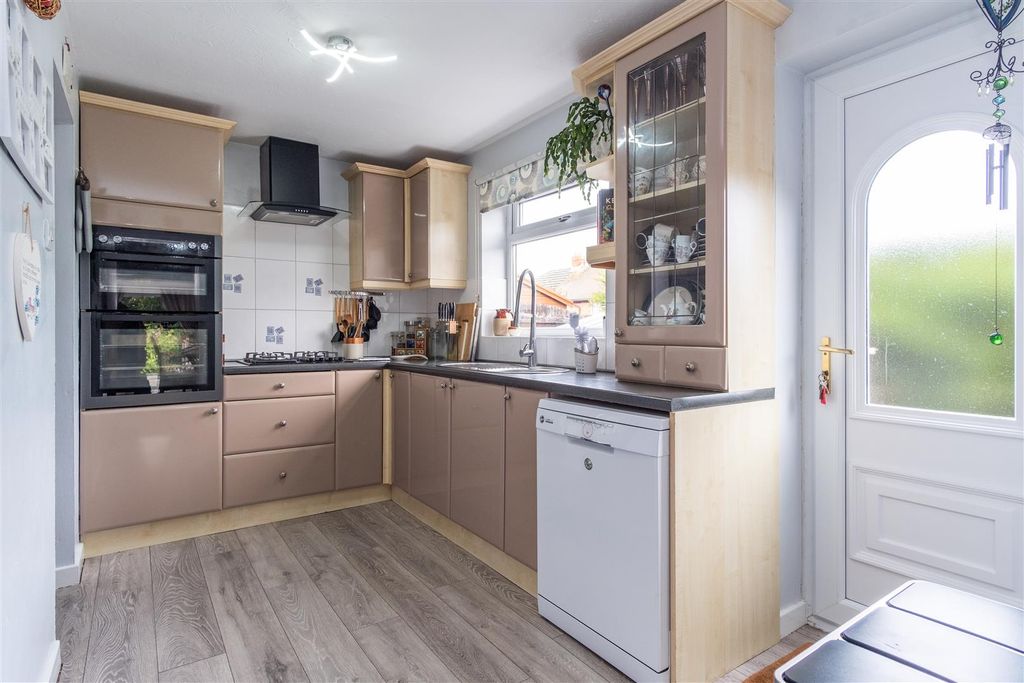 Property photo 3 of 40 Kitchen