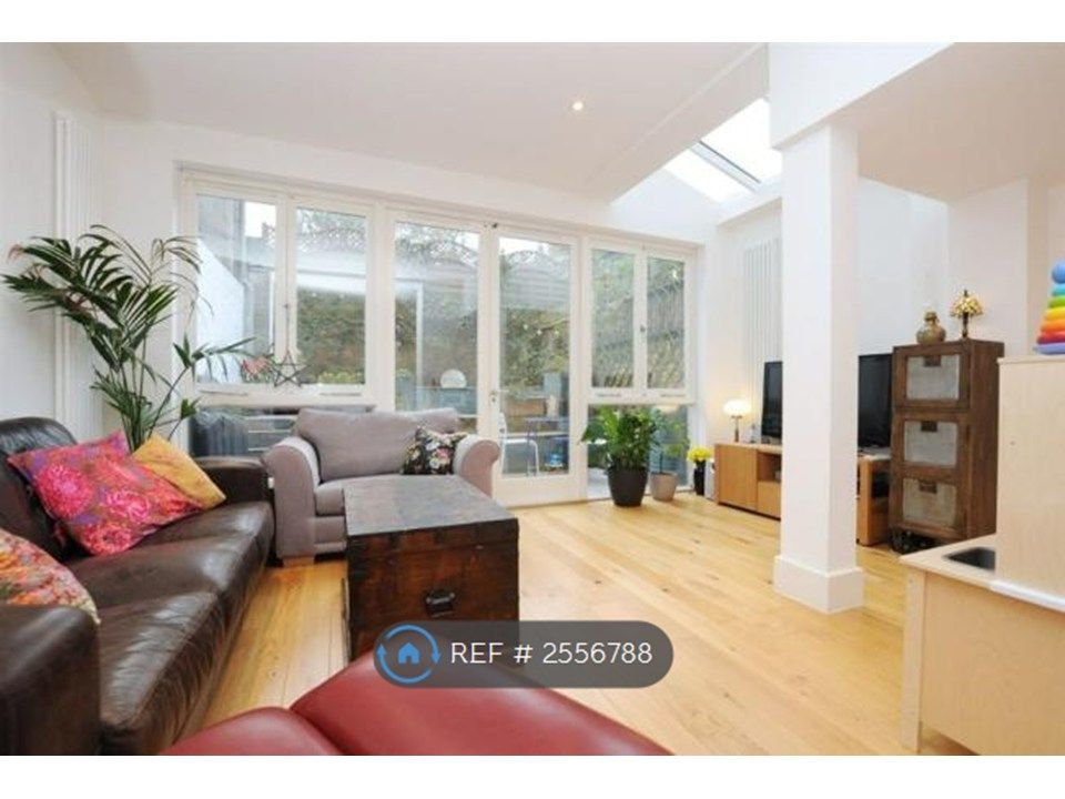 Property photo 1 of 10 Living Room