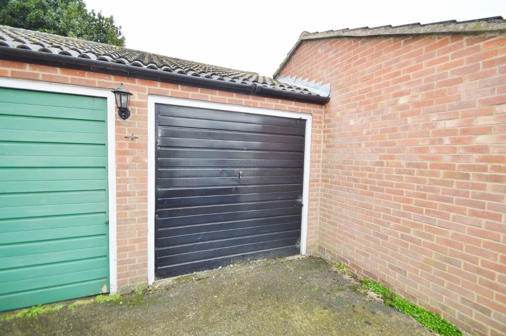 Property photo 3 of 5 Garage