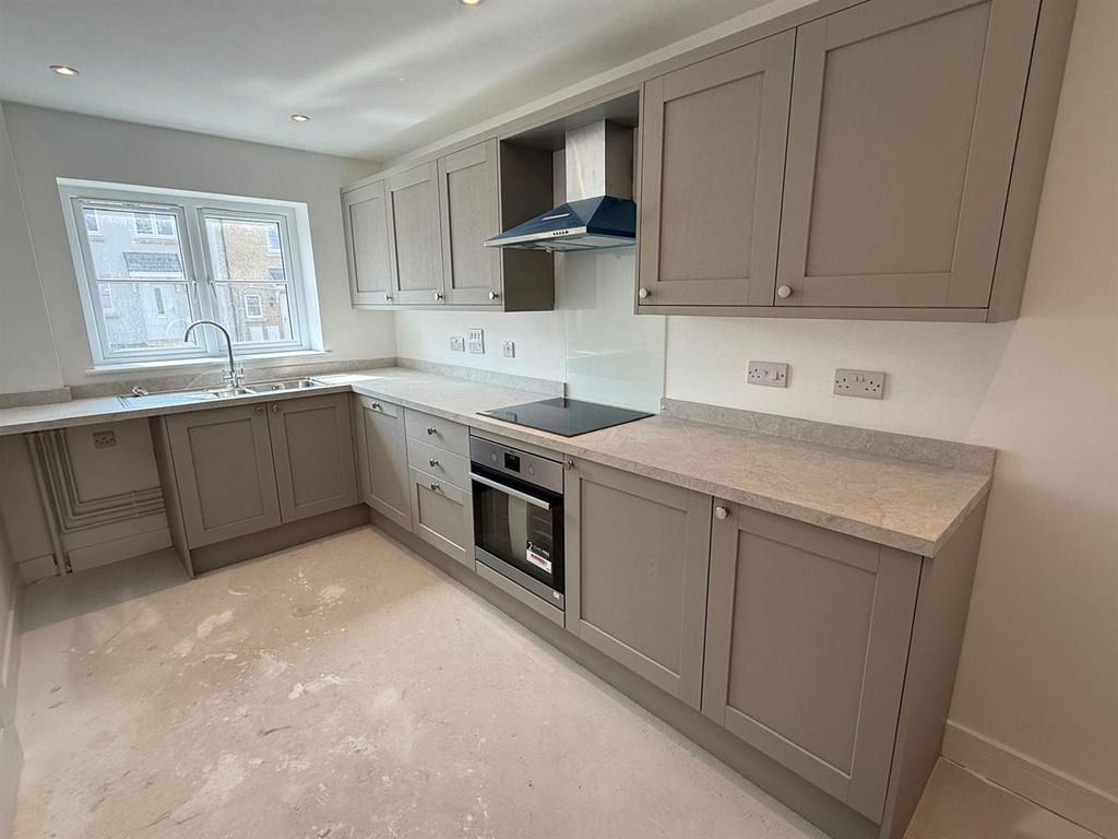 Property photo 3 of 12 Plot 376 Kitchen.Jpeg