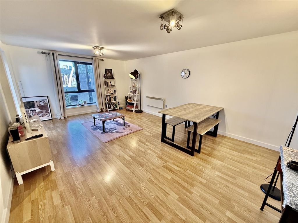 Property photo 3 of 10 Lounge