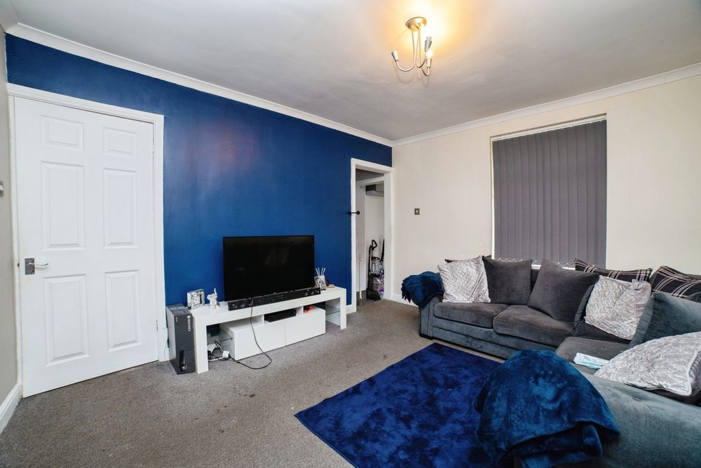 Property photo 3 of 17 Lounge